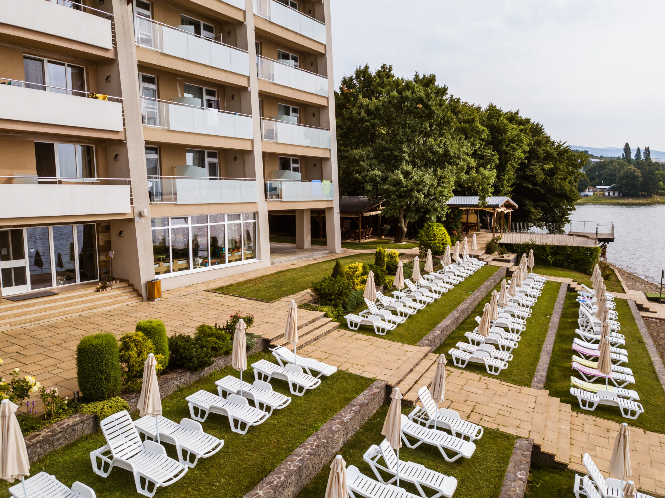 Pohľad na hotel Glamour s lehátkami a slnečníkmi
